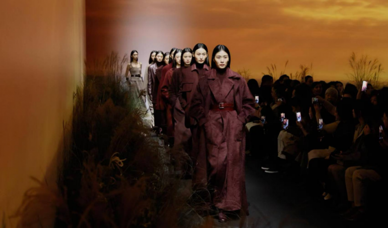 Max Mara 2025 秋冬大秀 “桀骜女主角”续写女性力量非凡篇章